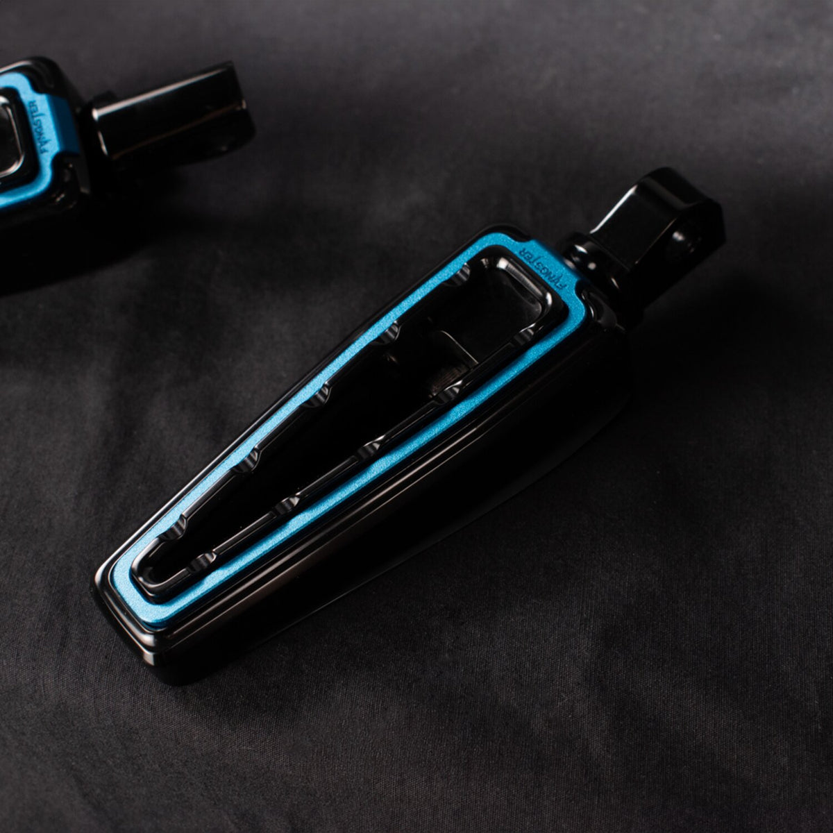 Fangster rider foot pegs - Black Blue