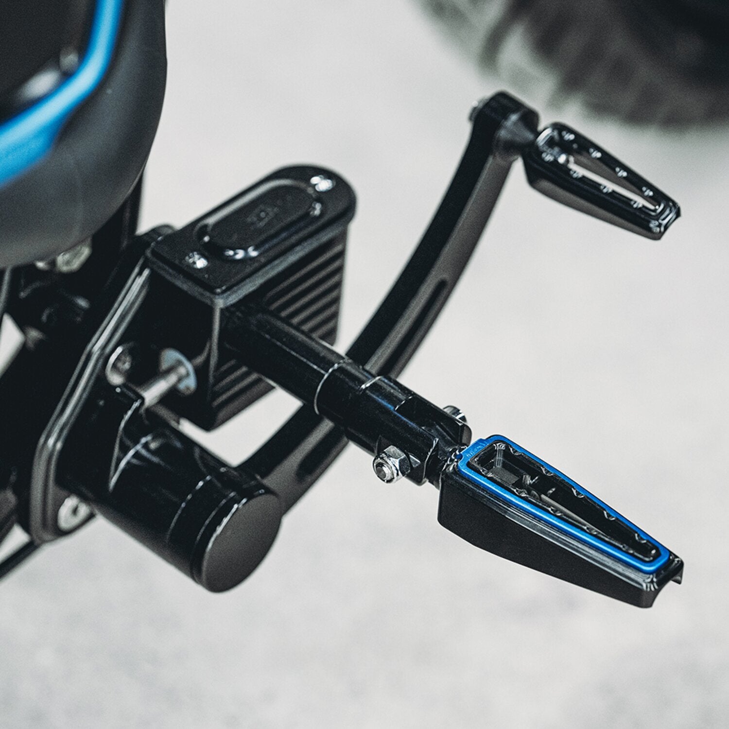 Fangster foot pegs - Black blue