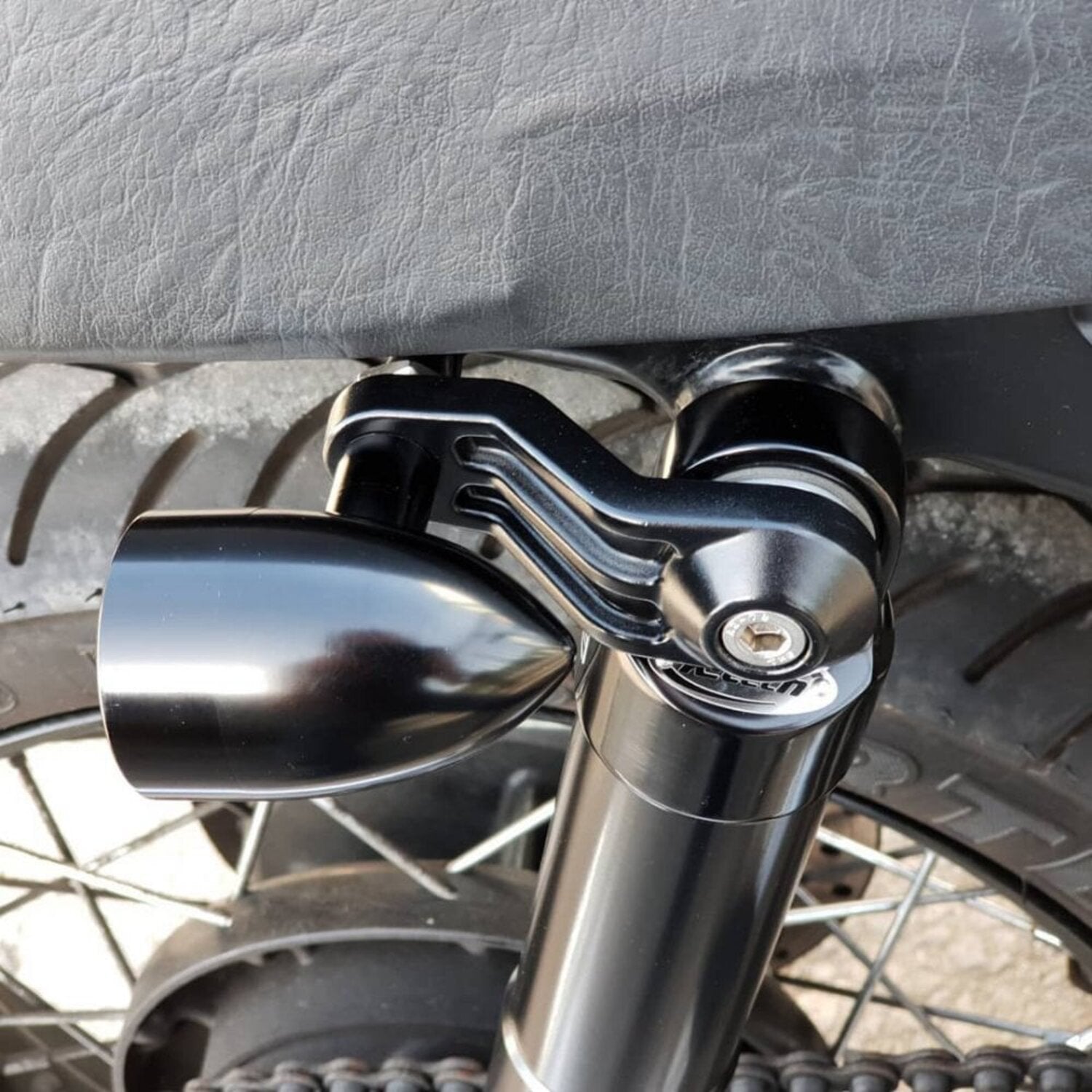 Motone ribbed Triline turn signal brackets - Black