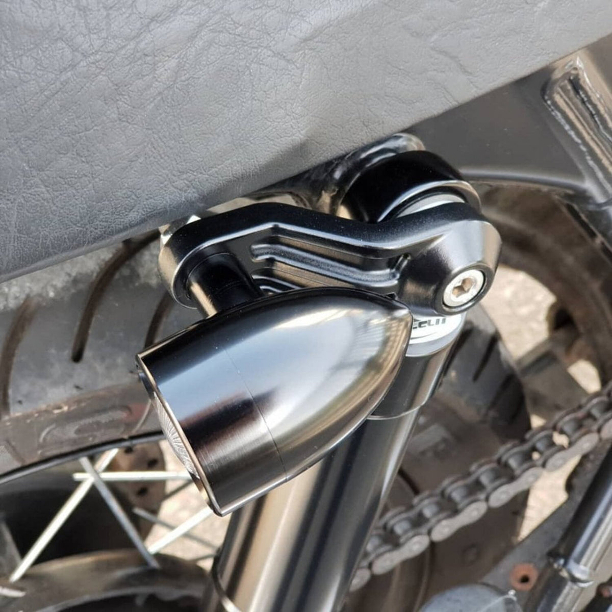 Motone ribbed Triline turn signal brackets - Black
