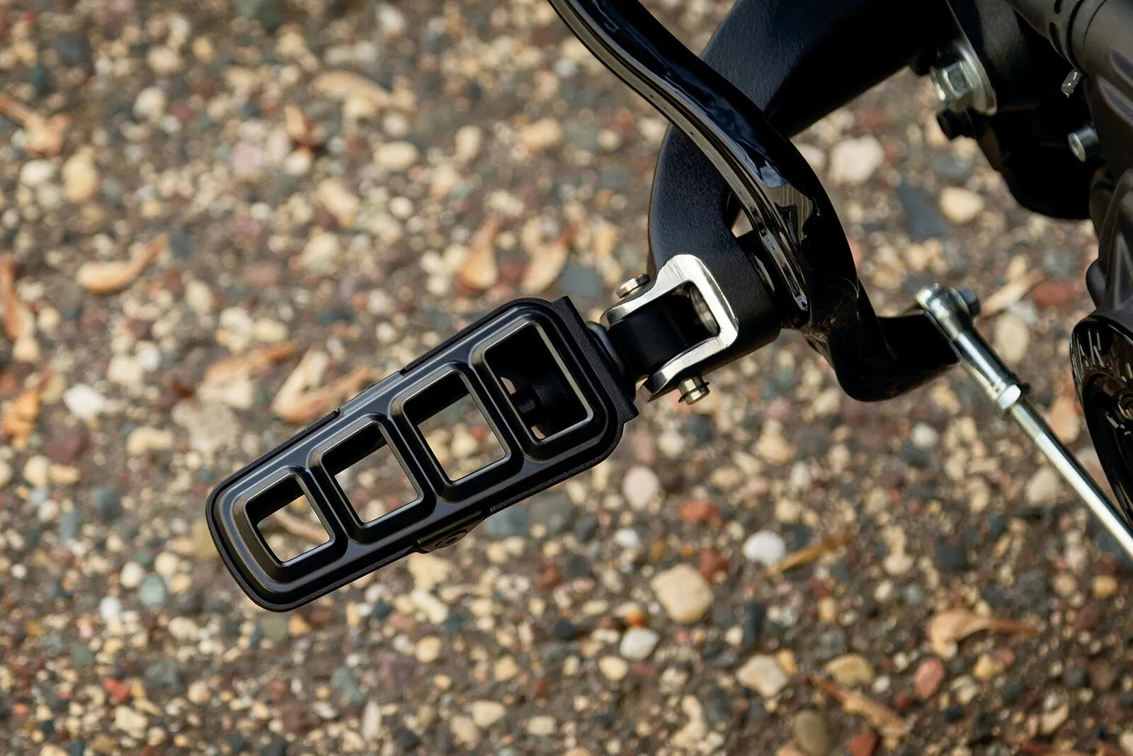Kuryakyn Dillinger Foot Pegs - Black Aluminum